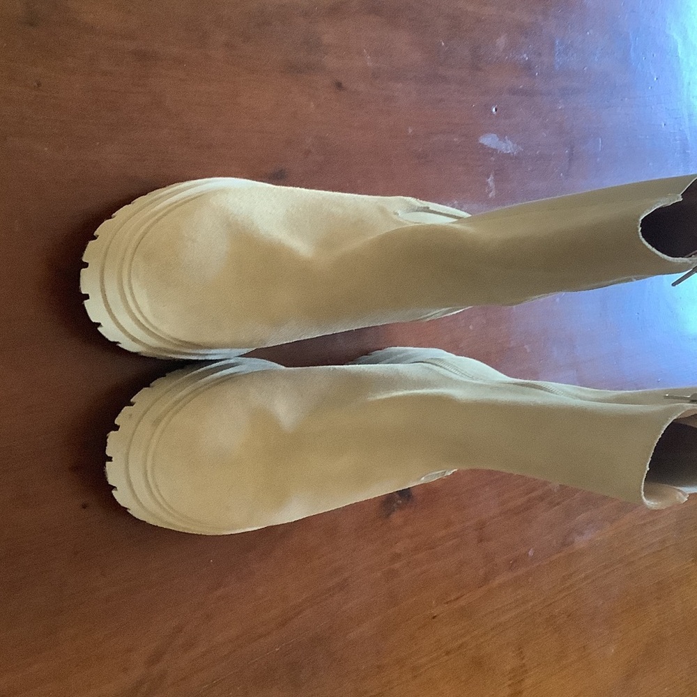 Women's Chelsea Lug Boot in stone suede
Bought in England and never worn